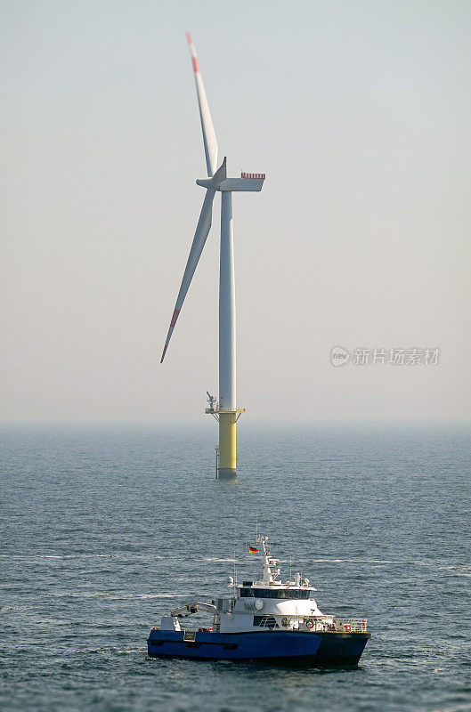 救生艇(客船)前海上风力涡轮机在北海靠近Borkum岛清晨日出，Borkum Riffgrund项目德国